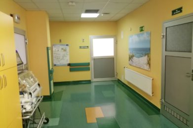korytarz - żółte ściany, drzwi