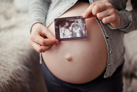 Badania Prenatalne Brzuch Ciazowy I Rece Trzymajace Wynik Badania Tyl
