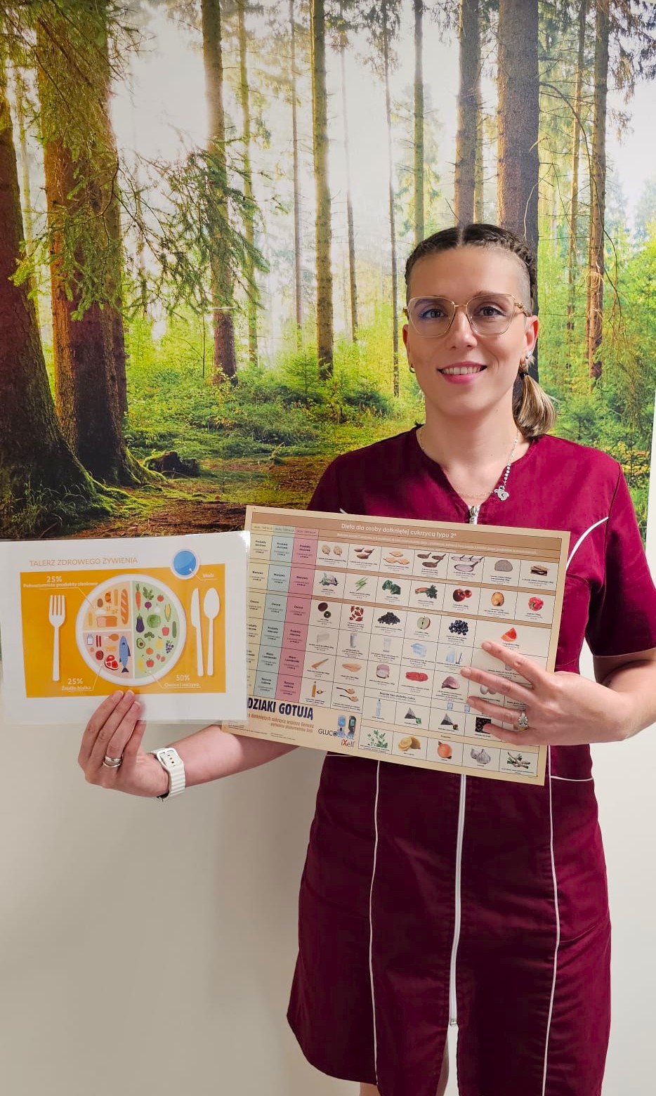 dietetyczka kliniczna trzyma w ręce grafikę dotyczącą zdrowego talerza jedzenia